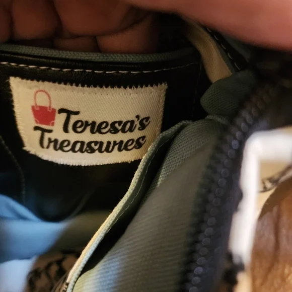 Handcrafted Dog Crossbody NWOT - Picture 4 of 7